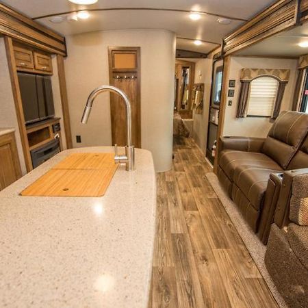 ホテル Golden Riverfront Campground エクステリア 写真